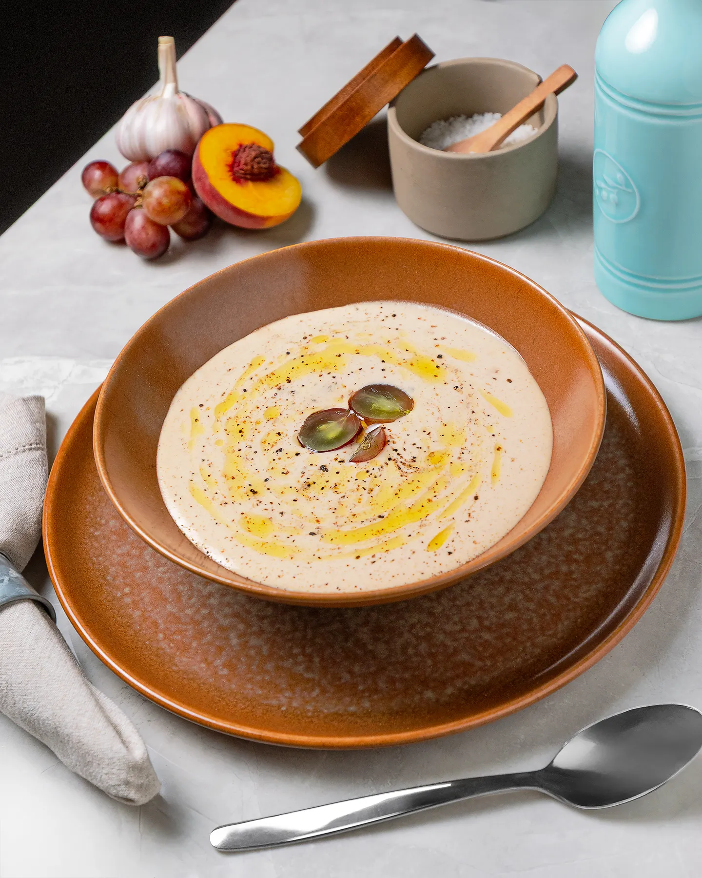 Fotografía gastronomica en chihuahua de una sopa de Ajo Blanco.