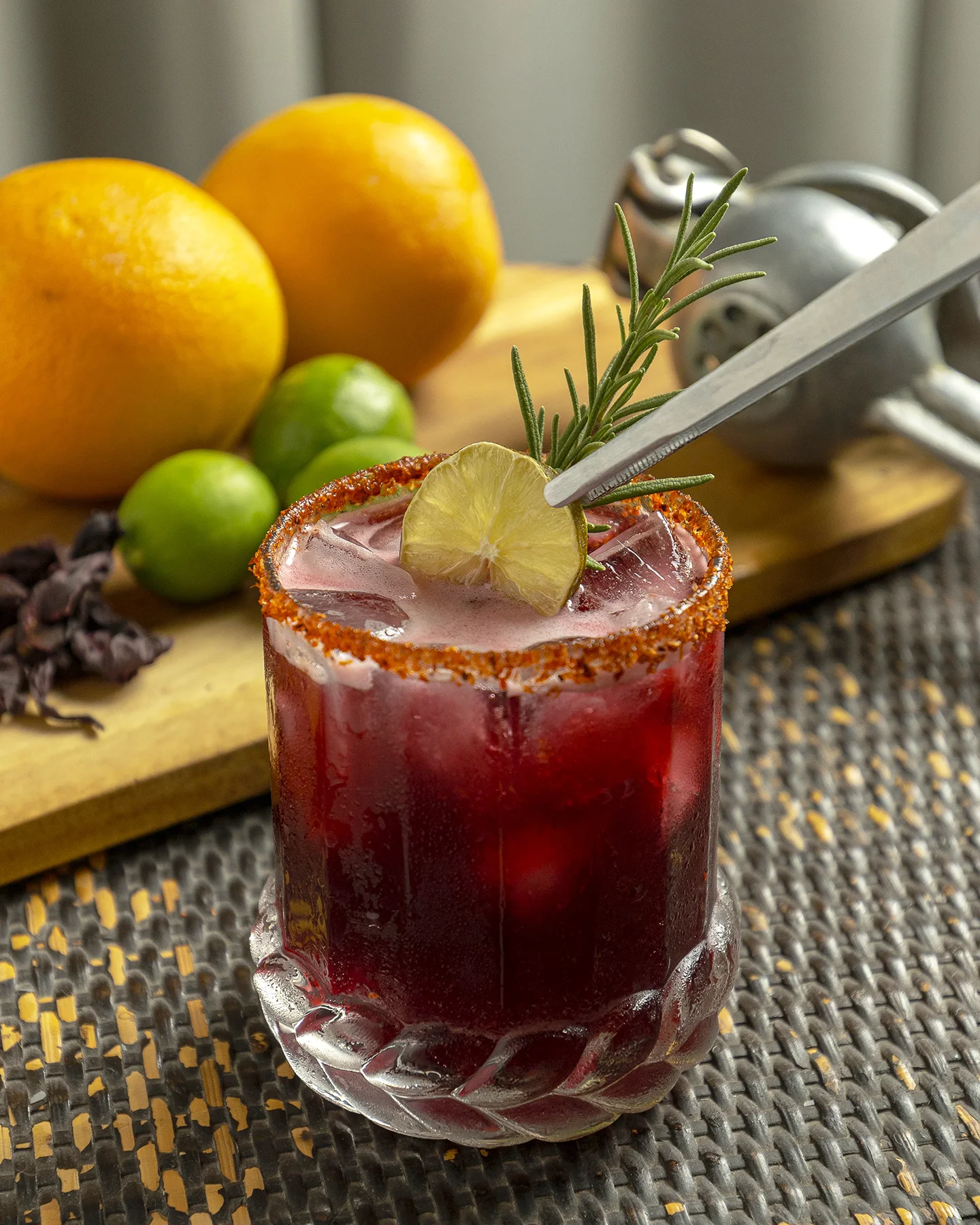 Foto de un coctel/mezcalita de jamaica.