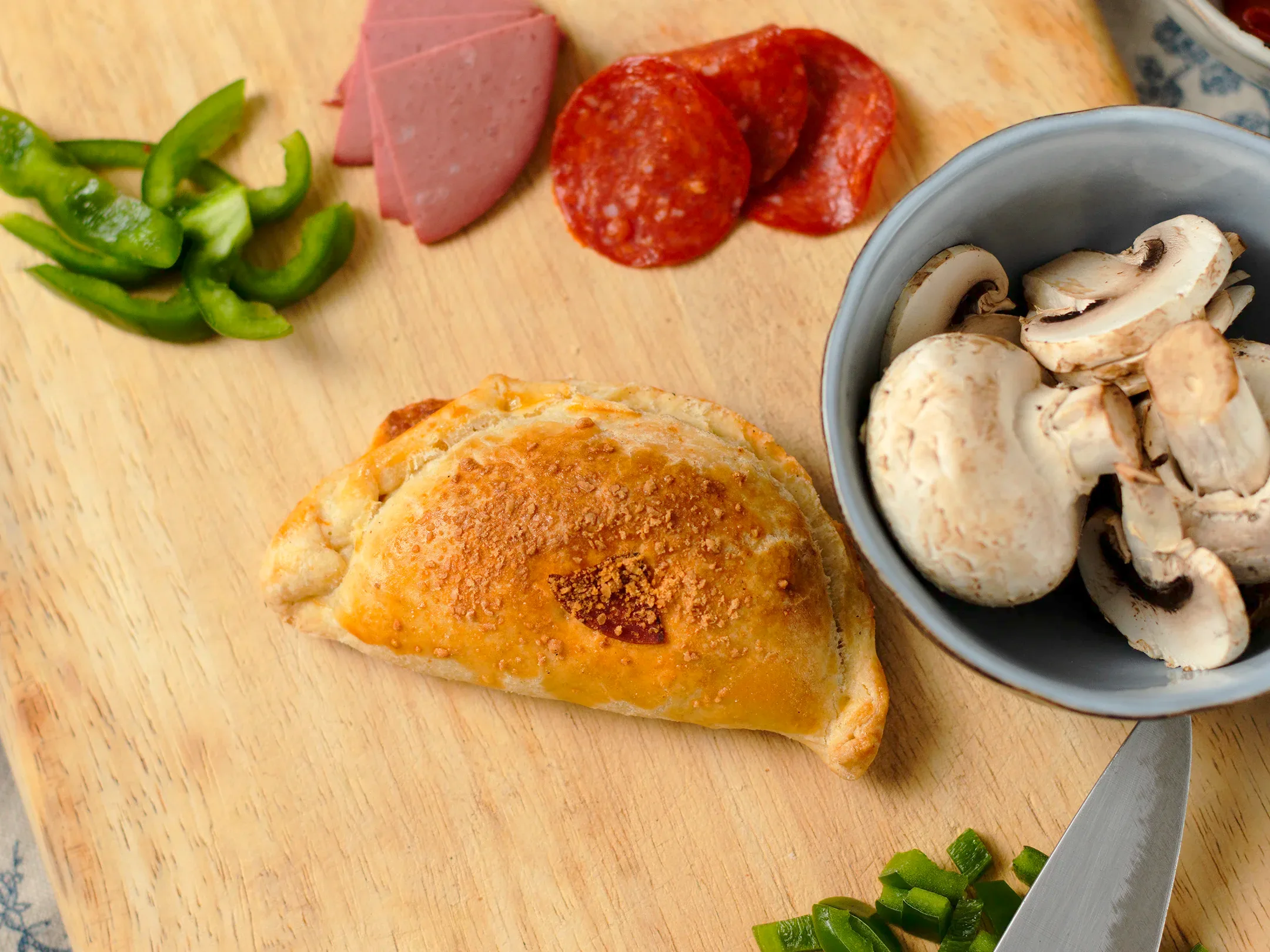 Fotografía de una empanada de hojaldre para un negocio local.