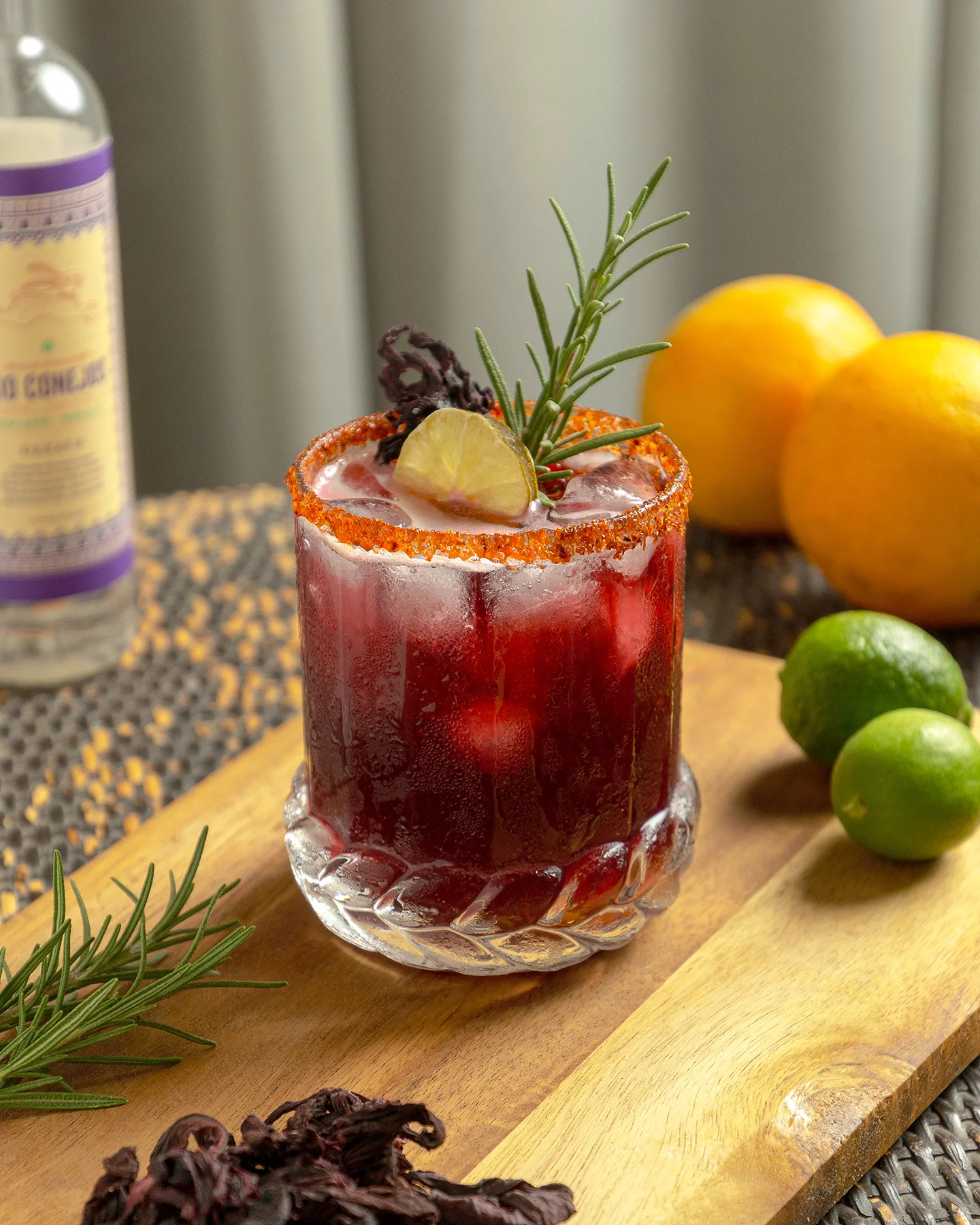 Coctel Mezcalita de Jamaica y parte de sus ingredientes ademas de otros prompts de fondo.