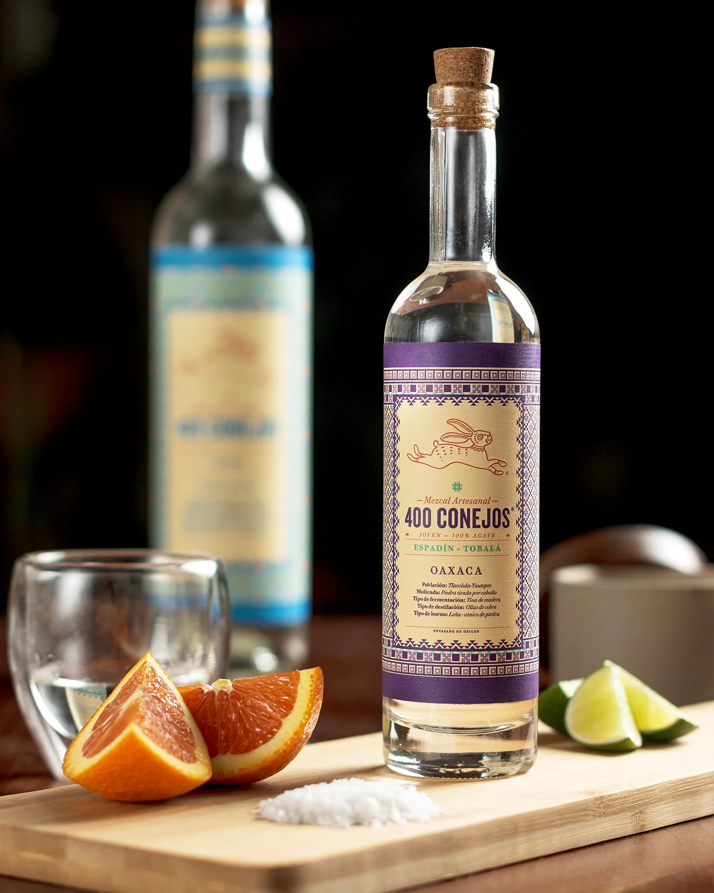 Fotografía de Producto der una botella de mezcal tomada en la ciudad de Chihuahua.