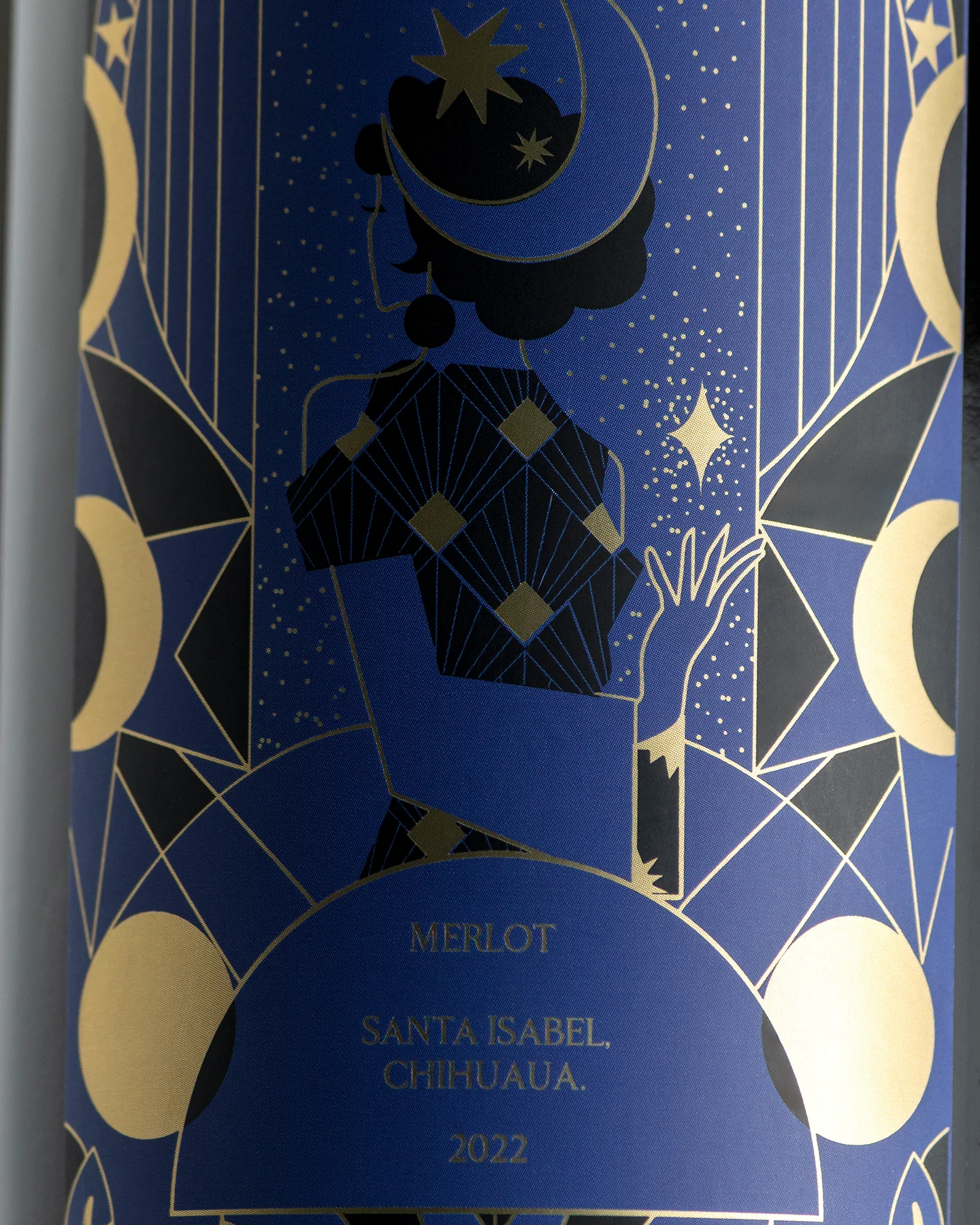Primer plano detalle de la etiqueta edición especial de una botella de vino.