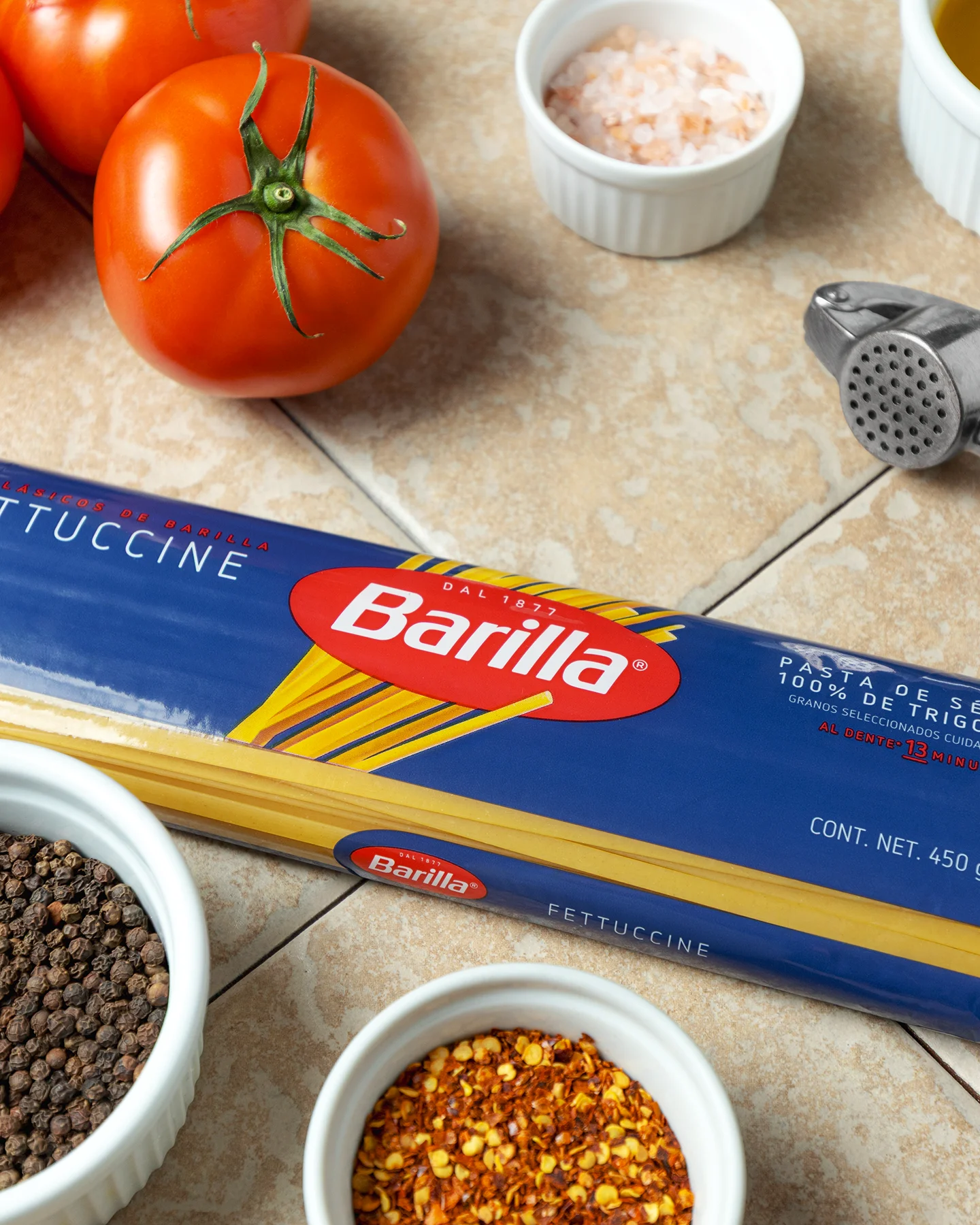 Primer plano de packaging con especias, sal y tomate.