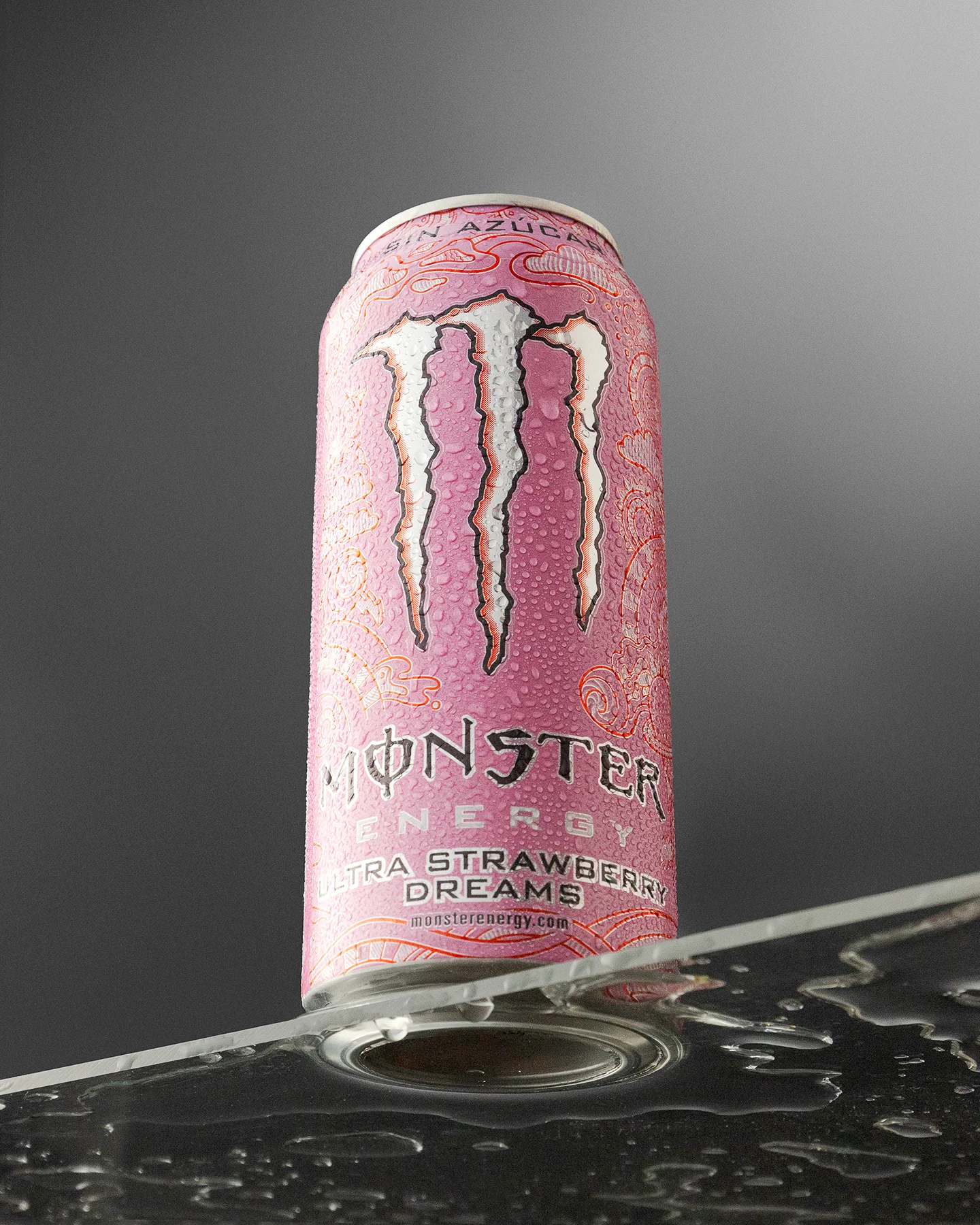 Foto publicitaria de bebida energética Monster con iluminación profesional en estudio en Chihuahua