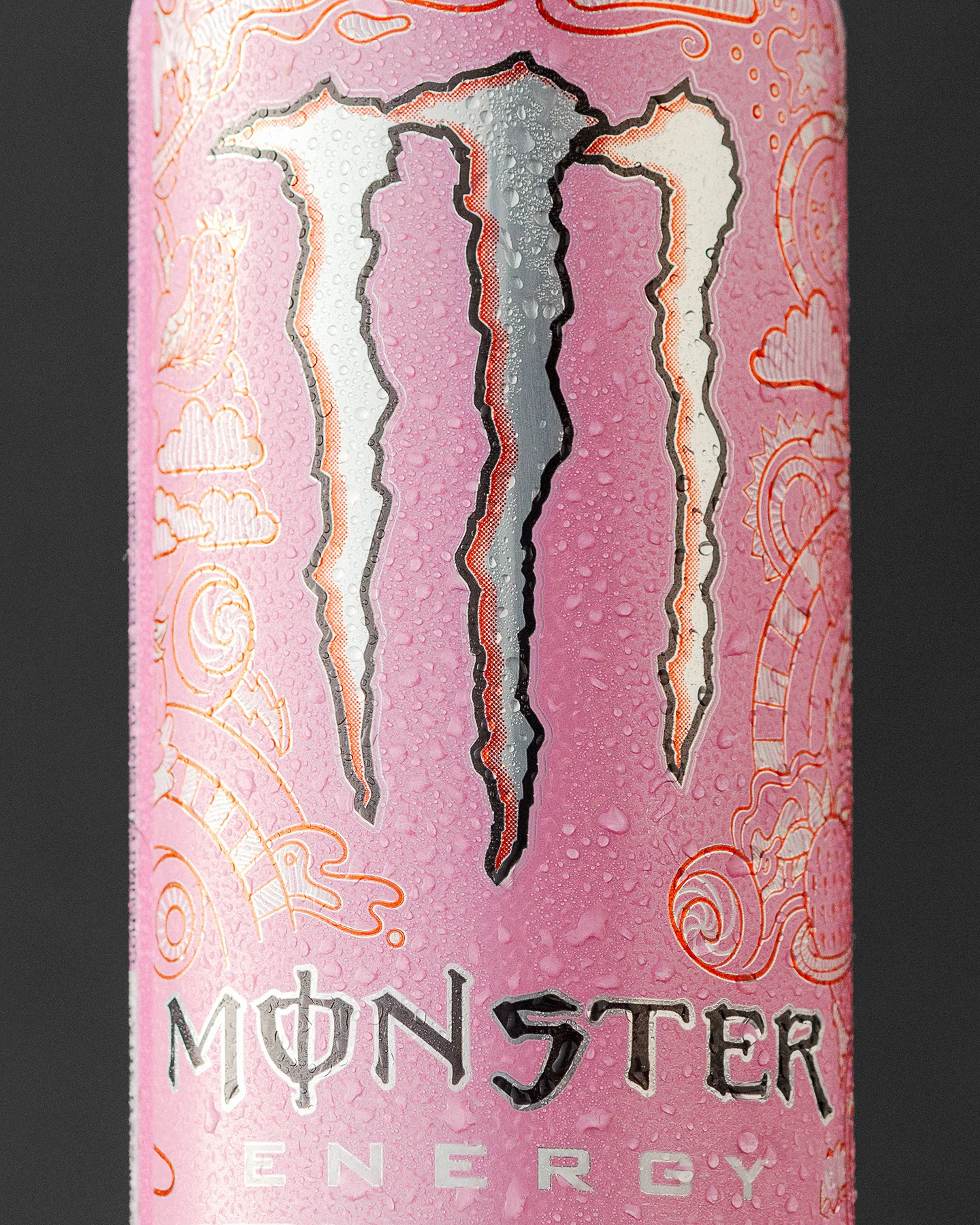 Fotografía macro de detalle de lata Monster Ultra Strawberry Dreams tomada en estudio en Chihuahua.