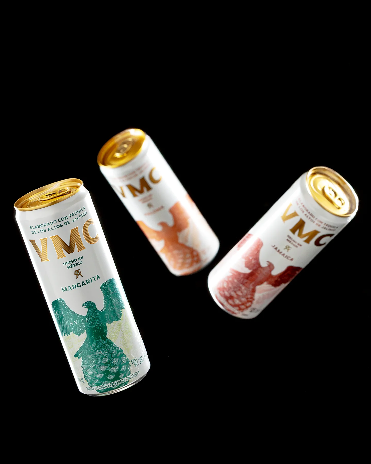 Fotografía de producto profesional realizada en estudio en Chihuahua, con iluminación controlada y fondo oscuro para resaltar el empaque y los detalles del producto, ideal para marcas y negocios locales.