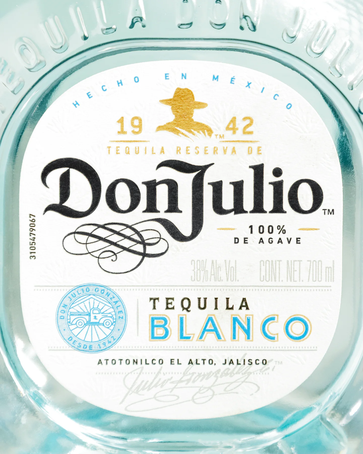 Fotografía macro de producto: detalle de etiqueta frontal de botella de Tequila Don Julio Blanco.